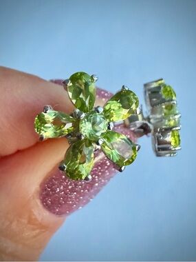 Natural Green Peridot Flower Stud Earrings Sterling Silver 925 NEW
